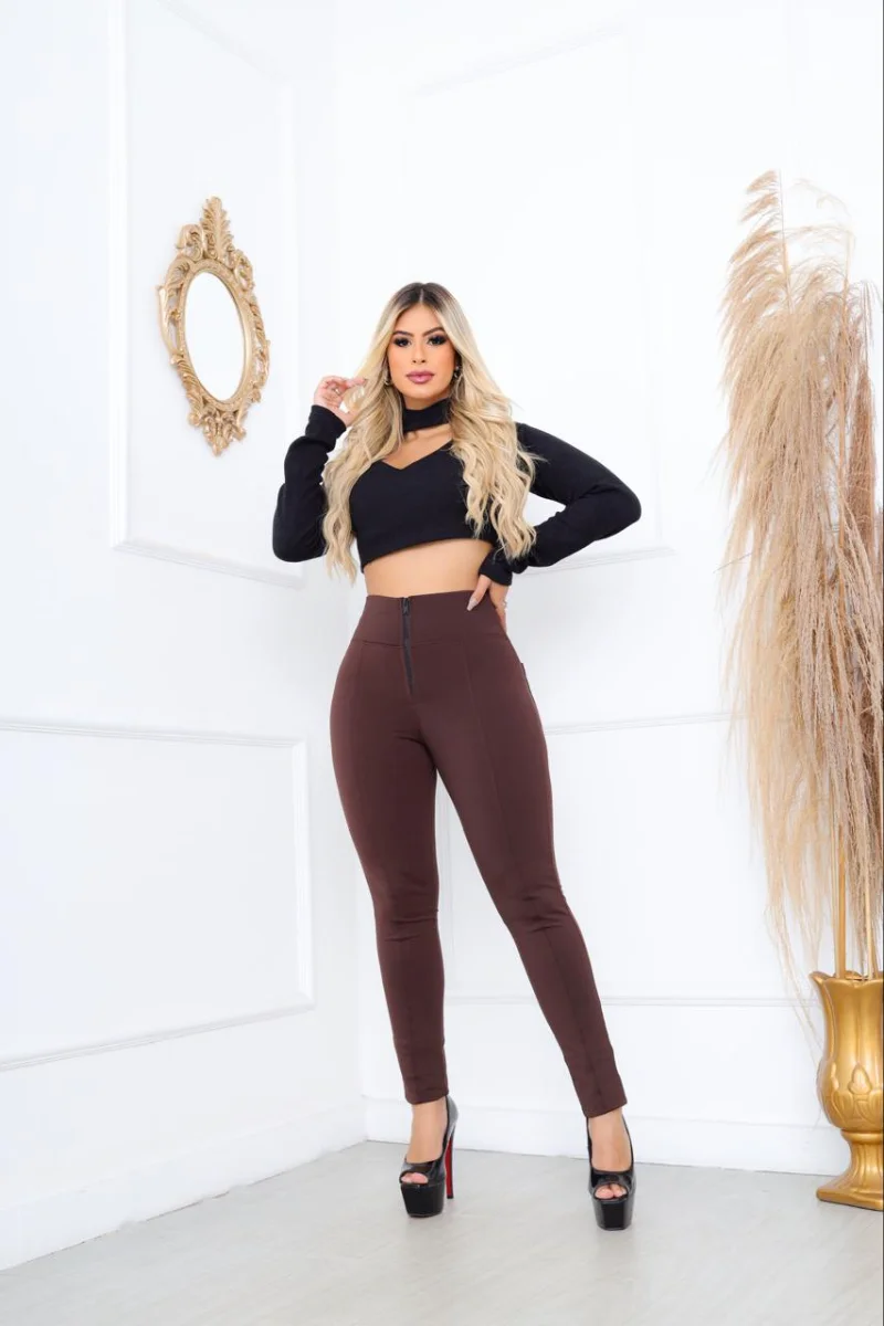 Calça Flanelada Marrom de zíper Peluciada com bolso traseiro - 3